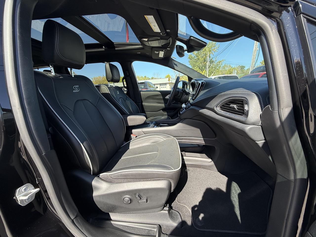 2024 Chrysler Pacifica Limited FWD - S Appearance Package - Sunroof! Photo