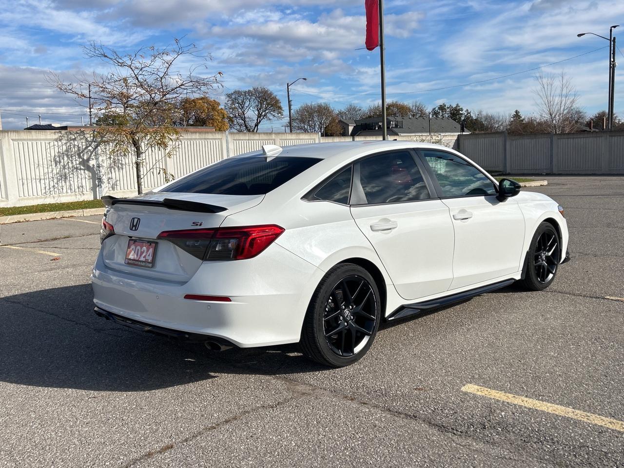 2024 Honda Civic Si Sedan Manual Sunroof CarPlay Wireless Charger Low Kms Photo