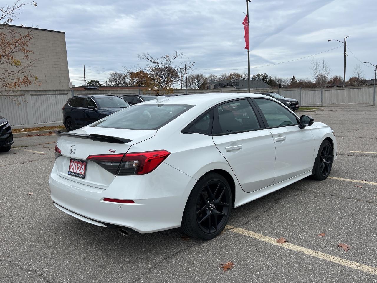 2024 Honda Civic Si Sedan Manual Sunroof CarPlay Wireless Charger Low Kms Photo