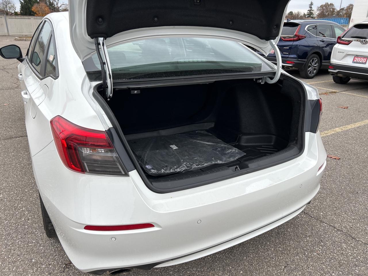 2024 Honda Civic Si Sedan Manual Sunroof CarPlay Wireless Charger Low Kms Photo