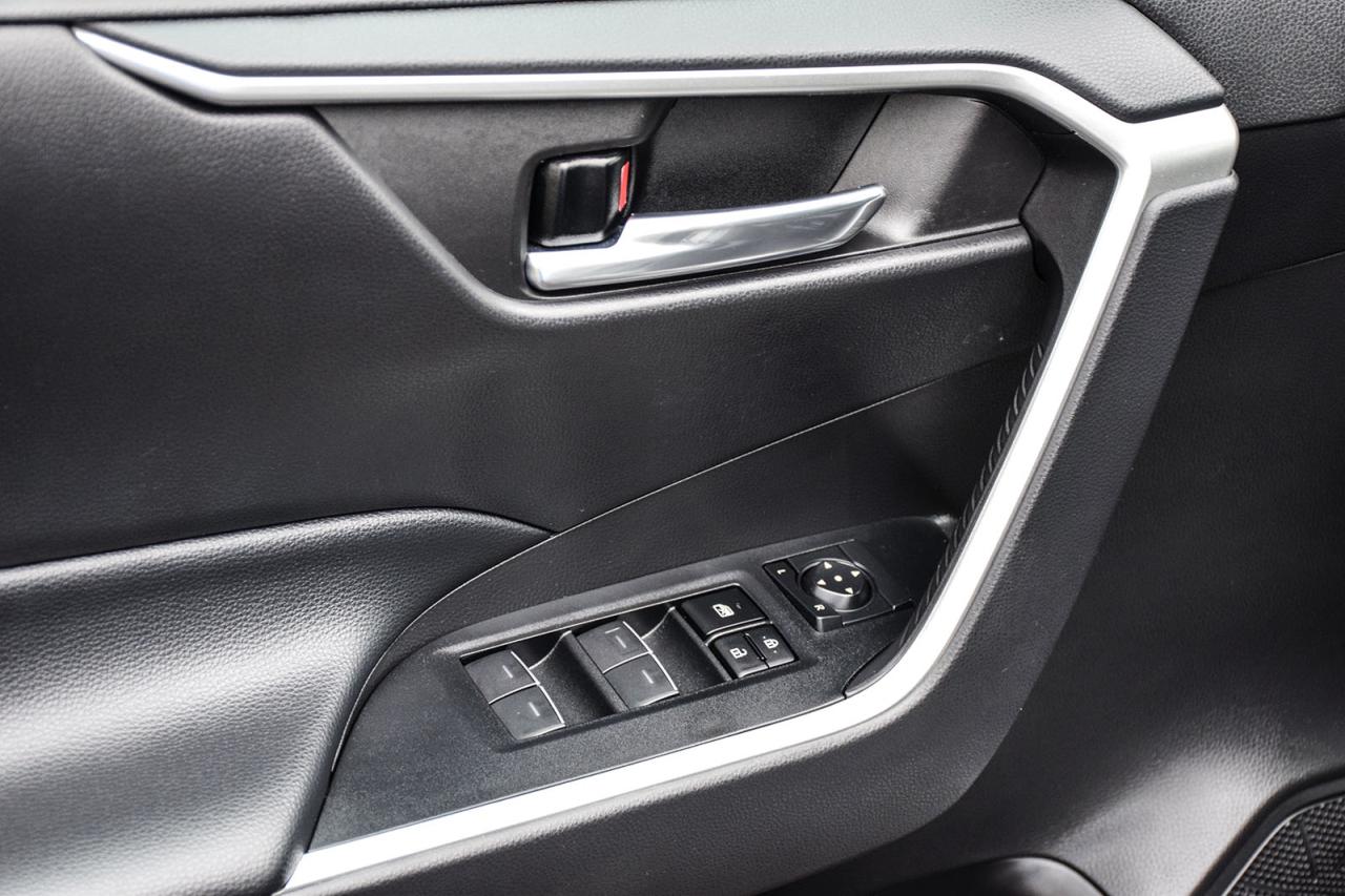 2022 Toyota RAV4 XLE AWD / SUNROOF / CARPLAY / BSM Photo