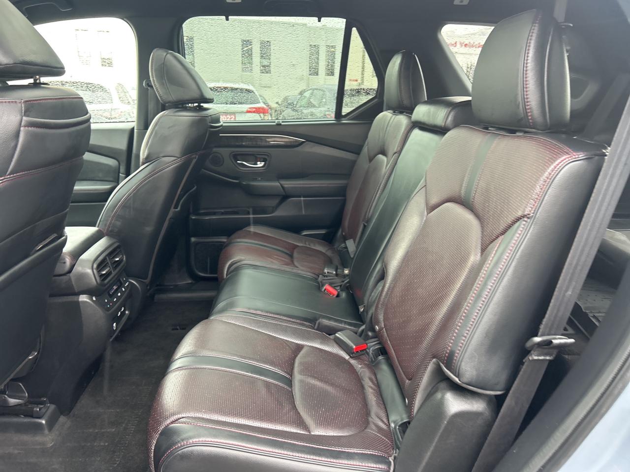 2023 Honda Pilot Black Edition  Leather  Pano Roof  Navigation Photo