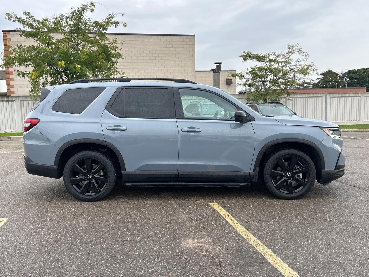 2023 Honda Pilot Black Edition  Leather  Pano Roof  Navigation Photo