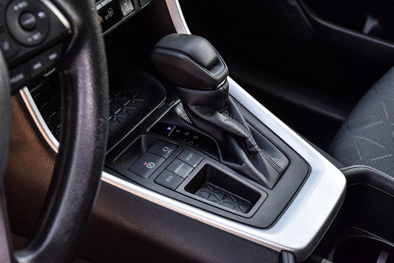 2022 Toyota RAV4 LE AWD / NO ACCIDENT /CARPLAY / BSM/FM/HTD SEATS Photo