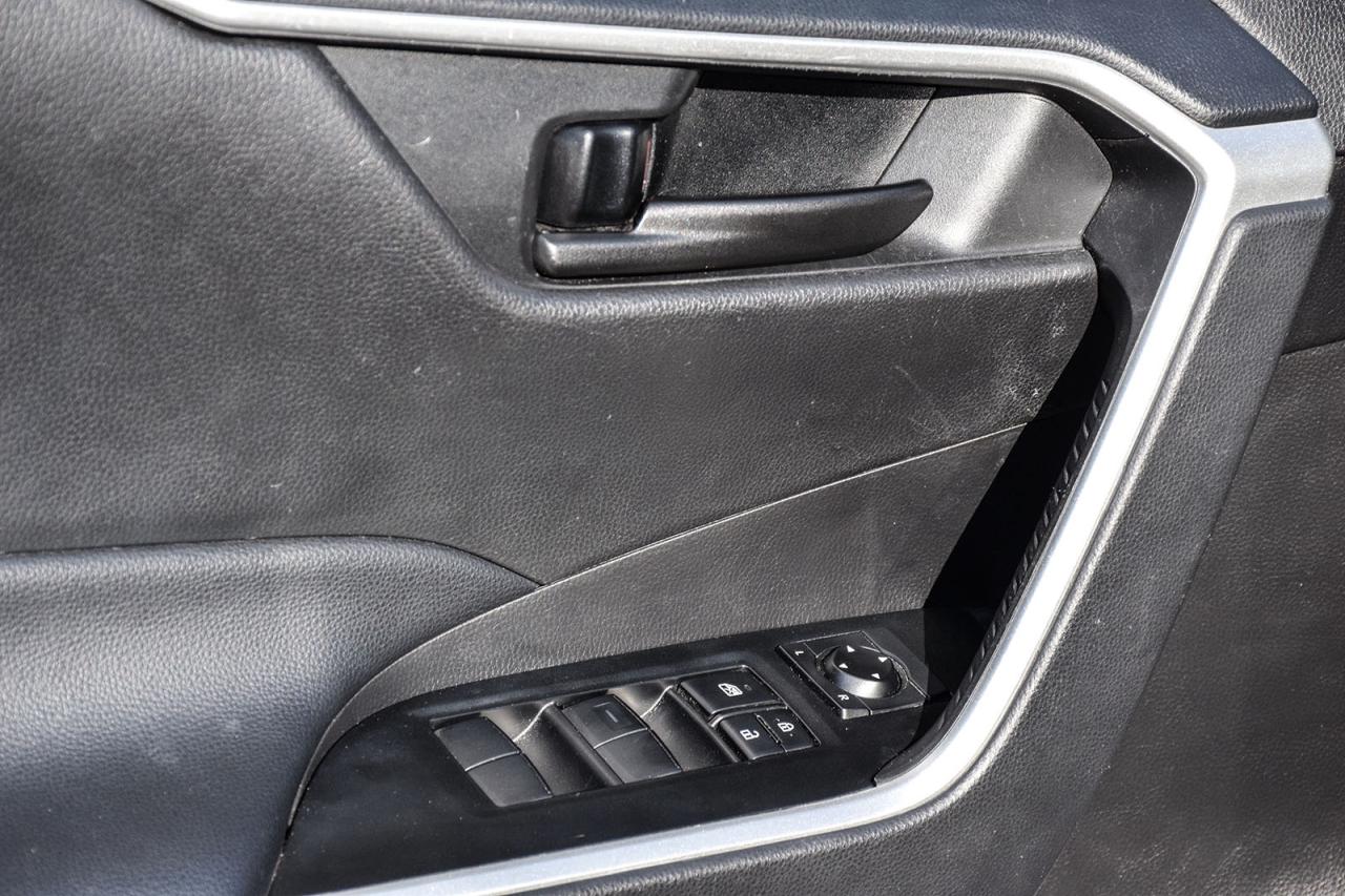 2022 Toyota RAV4 LE AWD / NO ACCIDENT /CARPLAY / BSM/FM/HTD SEATS Photo