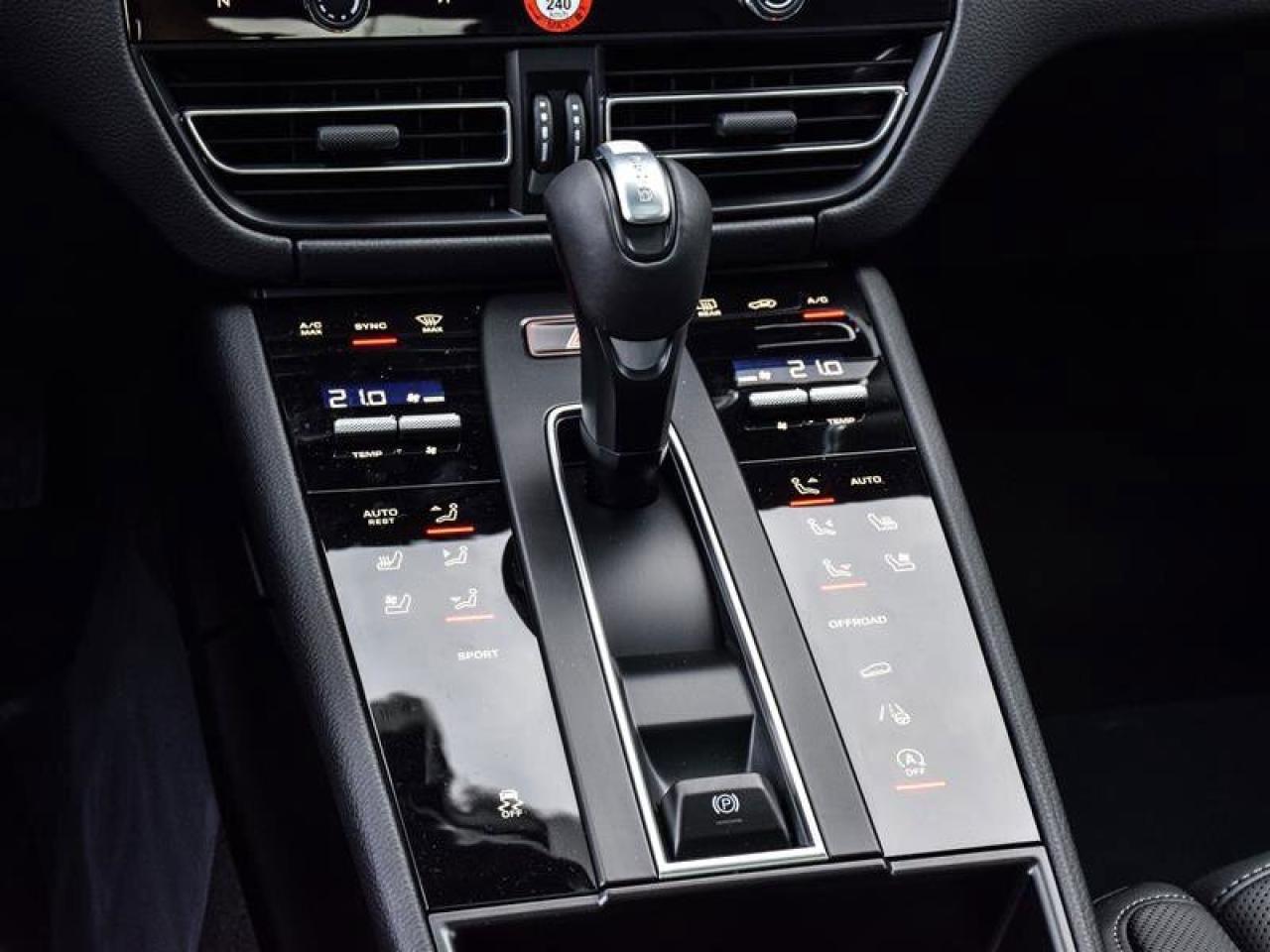 2025 Porsche Macan AWD Gray Photo3