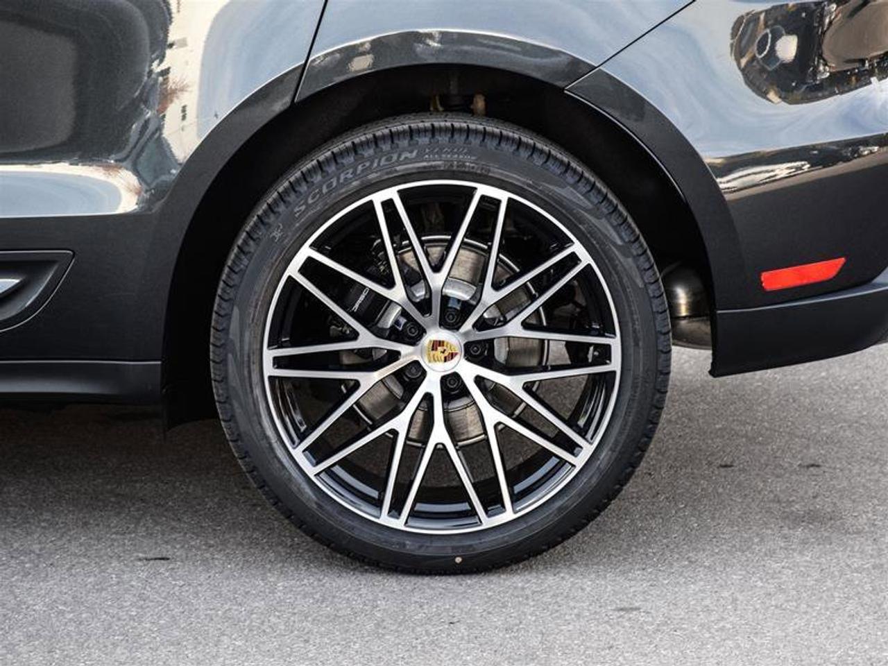 2025 Porsche Macan AWD Gray Photo