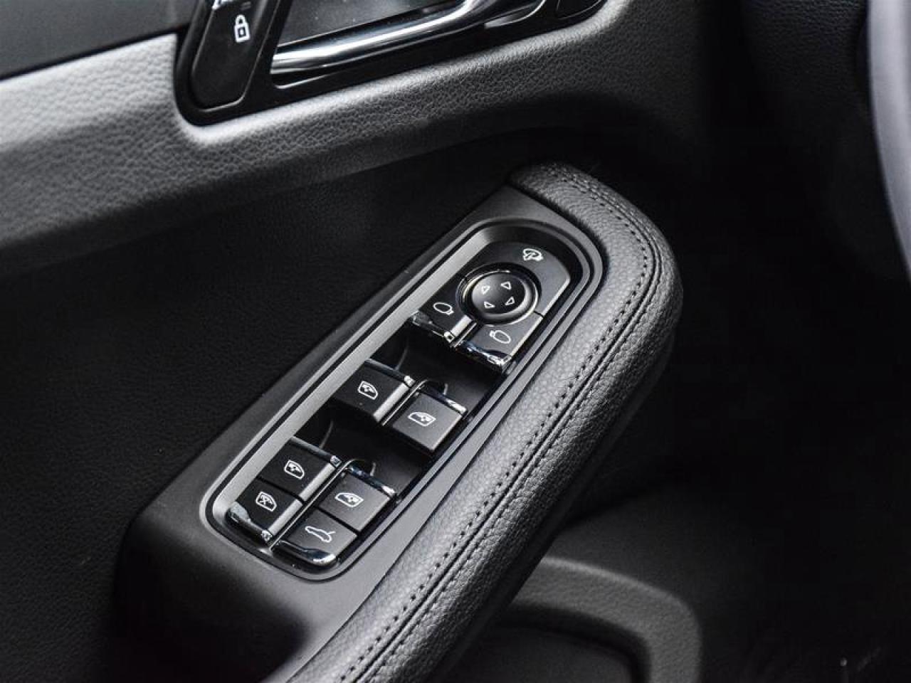 2025 Porsche Macan AWD Gray Photo