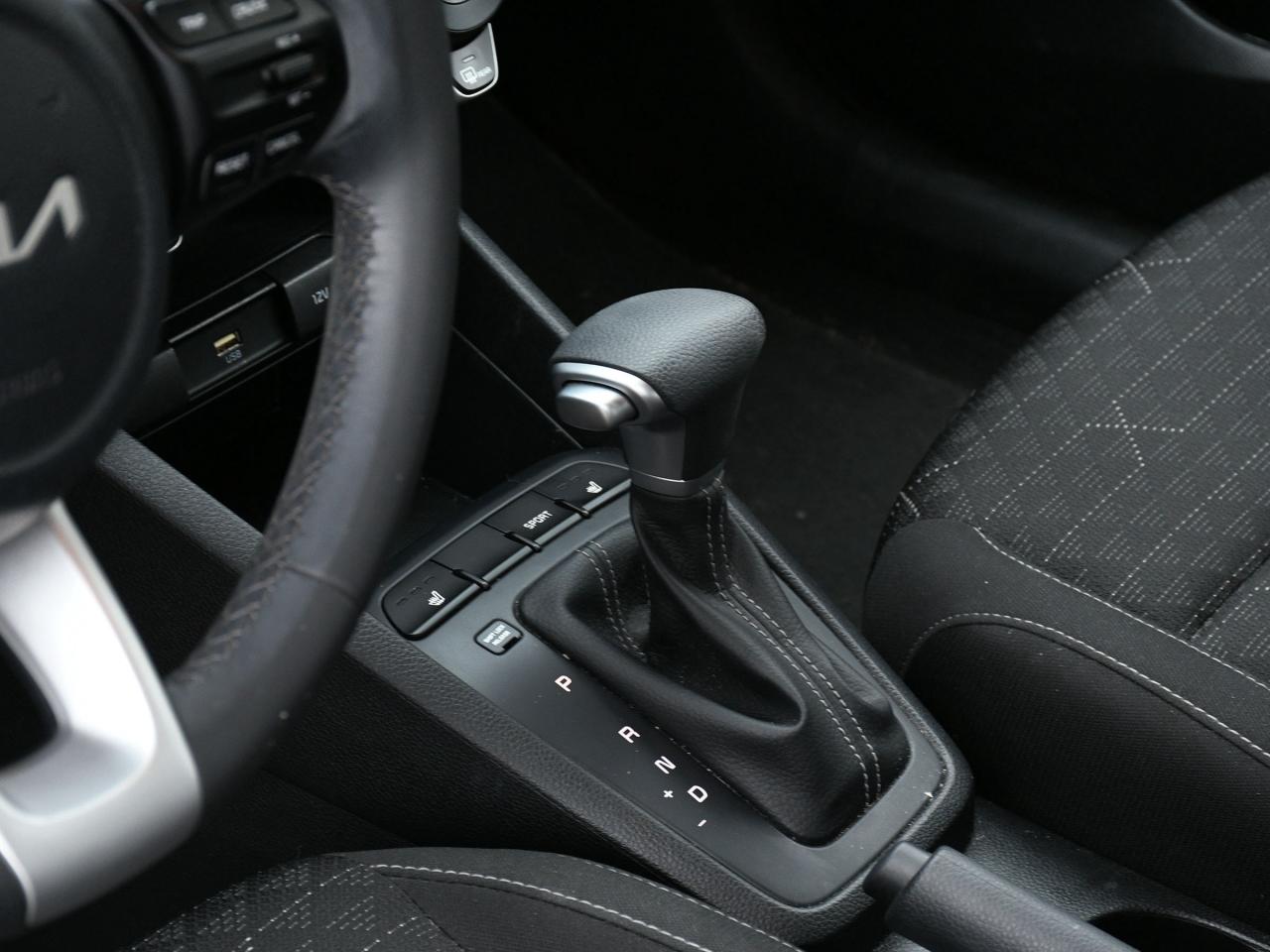 2023 Kia Rio 5-door LX+ Certified  Low Mileage    Apple Carplay   Andr Photo