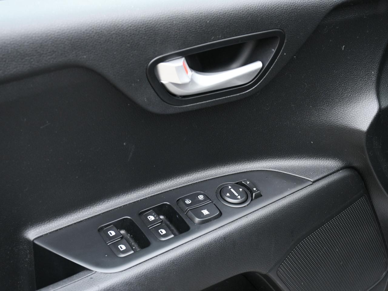 2023 Kia Rio 5-door LX+ Certified  Low Mileage    Apple Carplay   Andr Photo