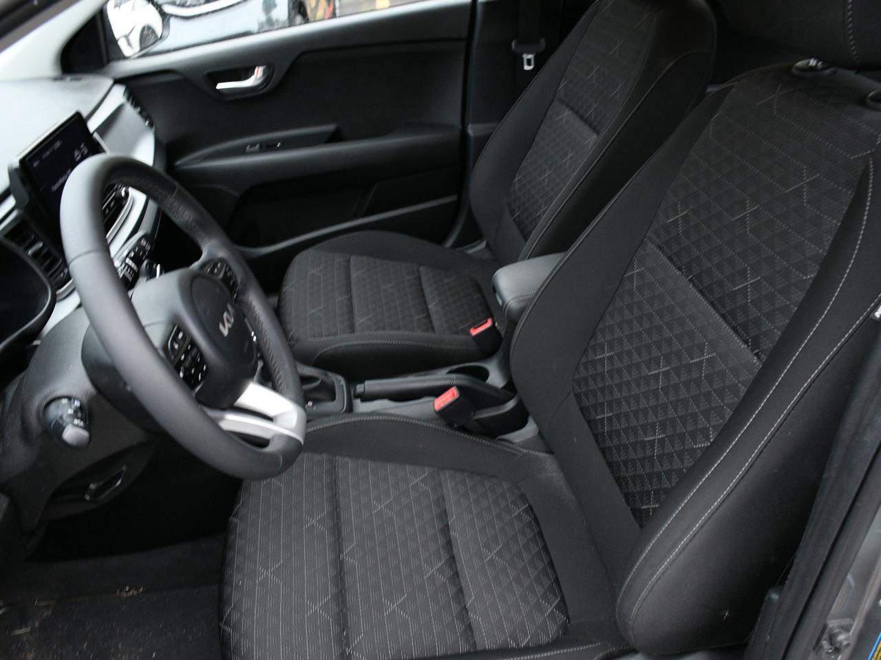 2023 Kia Rio 5-door LX+ Certified  Low Mileage    Apple Carplay   Andr Photo