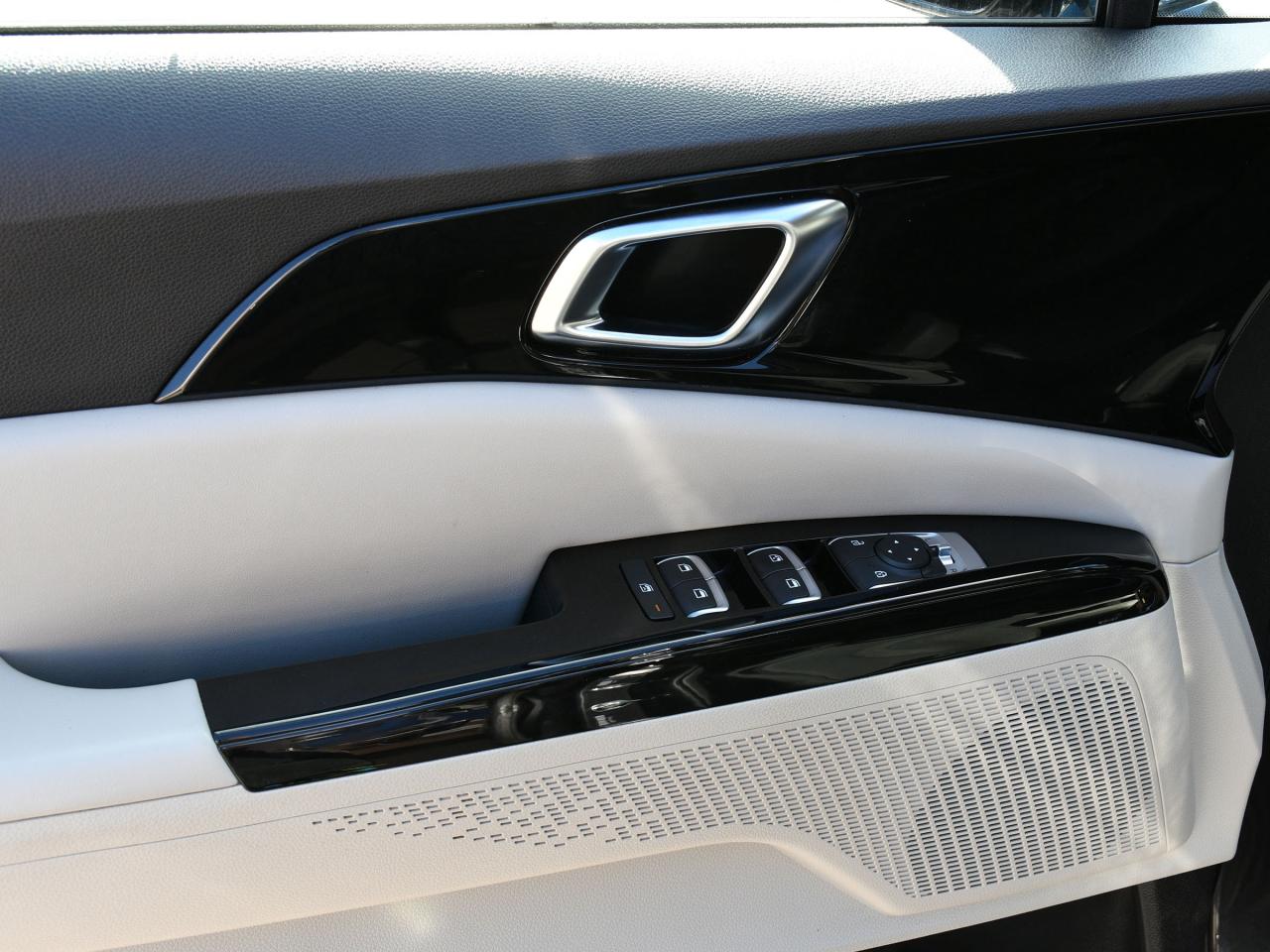 2024 Kia Carnival LX+ CPO   3rd Row Seating   Backup Camera   Blueto Photo