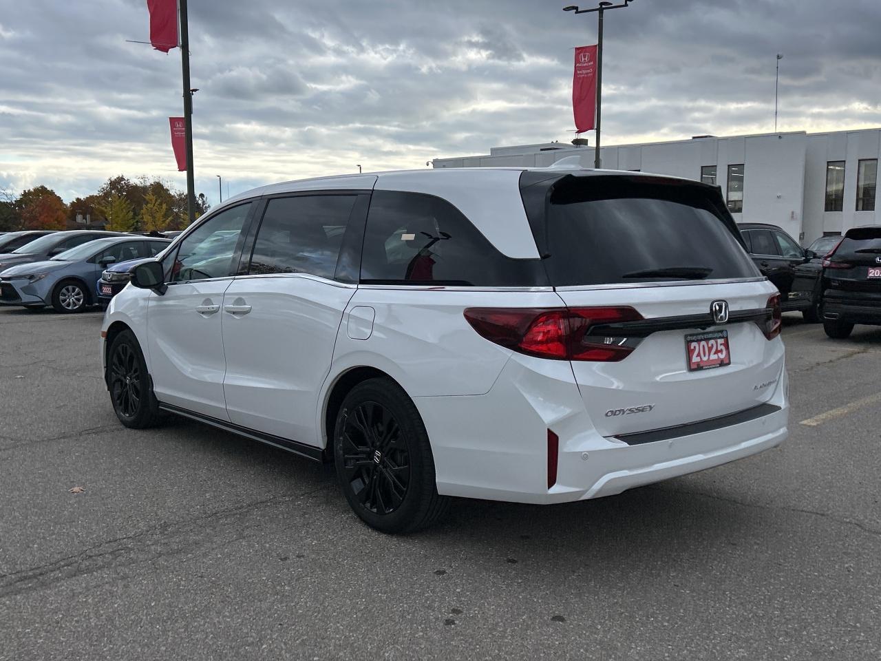 2025 Honda Odyssey Black Edition Navigation Sunroof Cool/heated seats Photo3