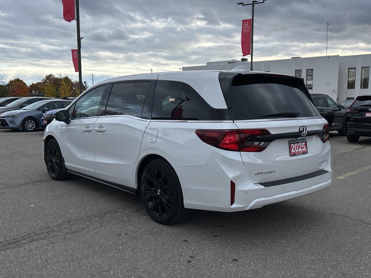 2025 Honda Odyssey Black Edition Navigation Sunroof Cool/heated seats Photo3