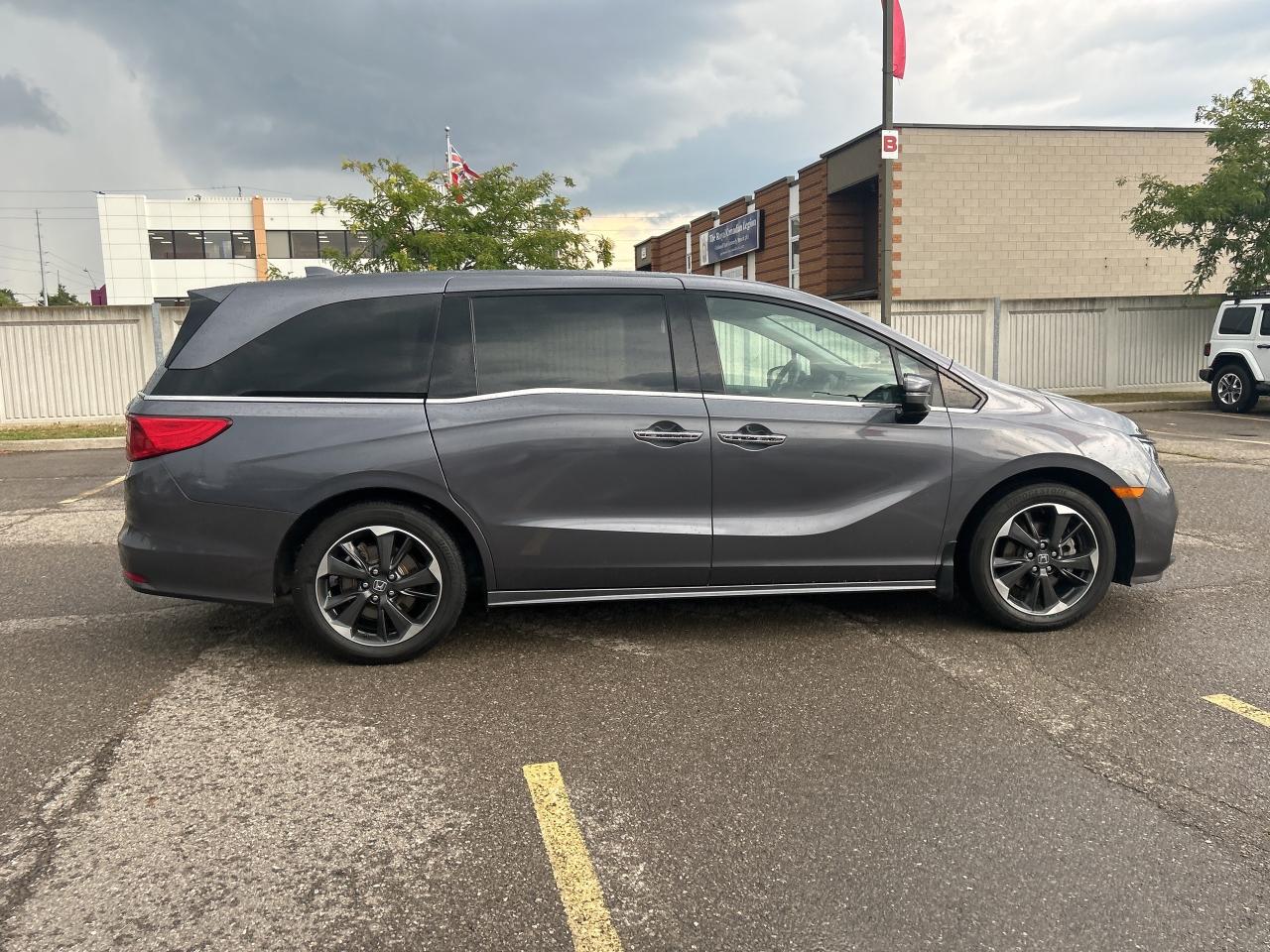 2024 Honda Odyssey Touring 8-Passenger  Navigation  Leather  DVD Photo