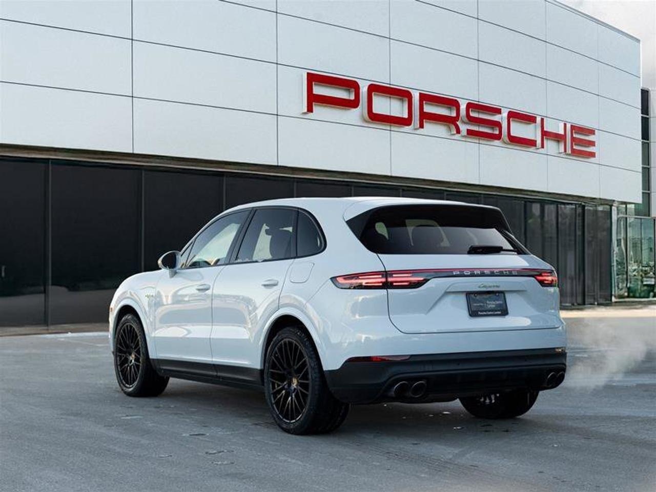 2023 Porsche Cayenne E-Hybrid White Photo3