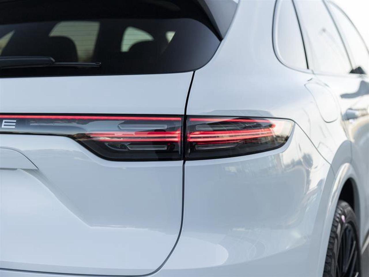 2023 Porsche Cayenne E-Hybrid White Photo