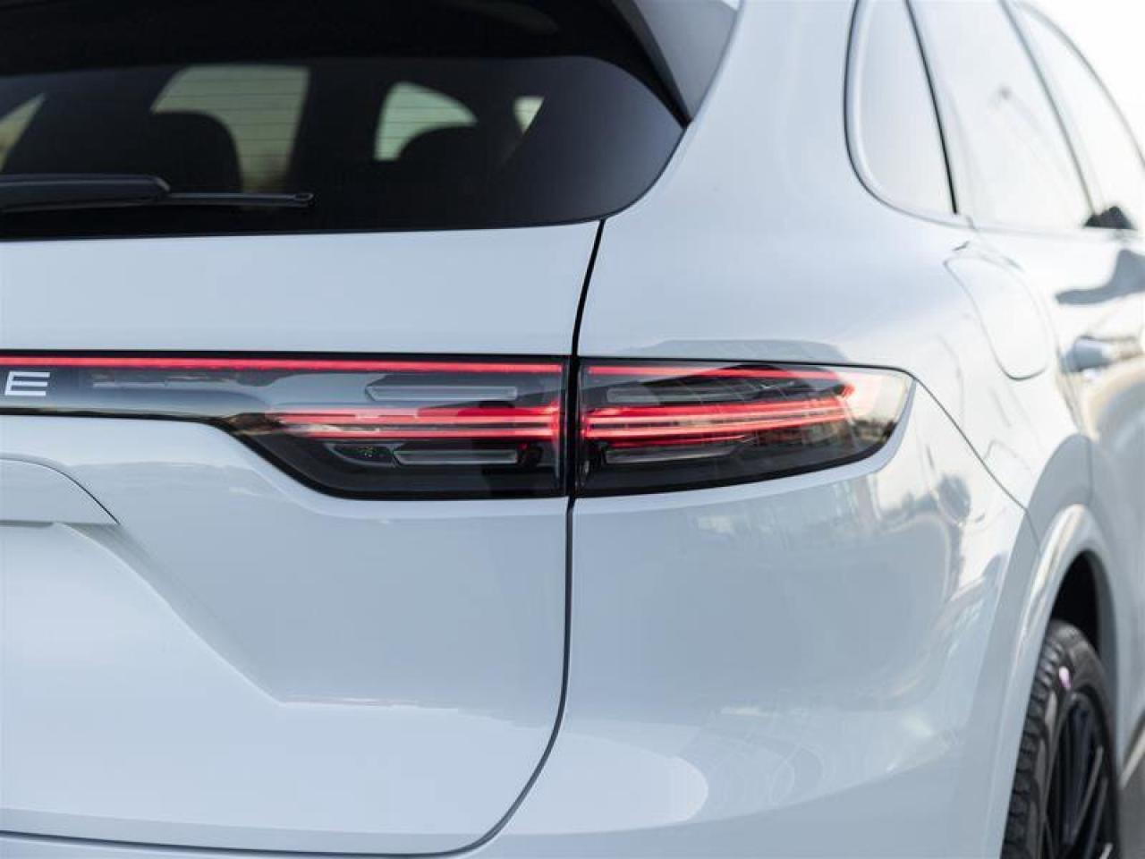 2023 Porsche Cayenne E-Hybrid White Photo