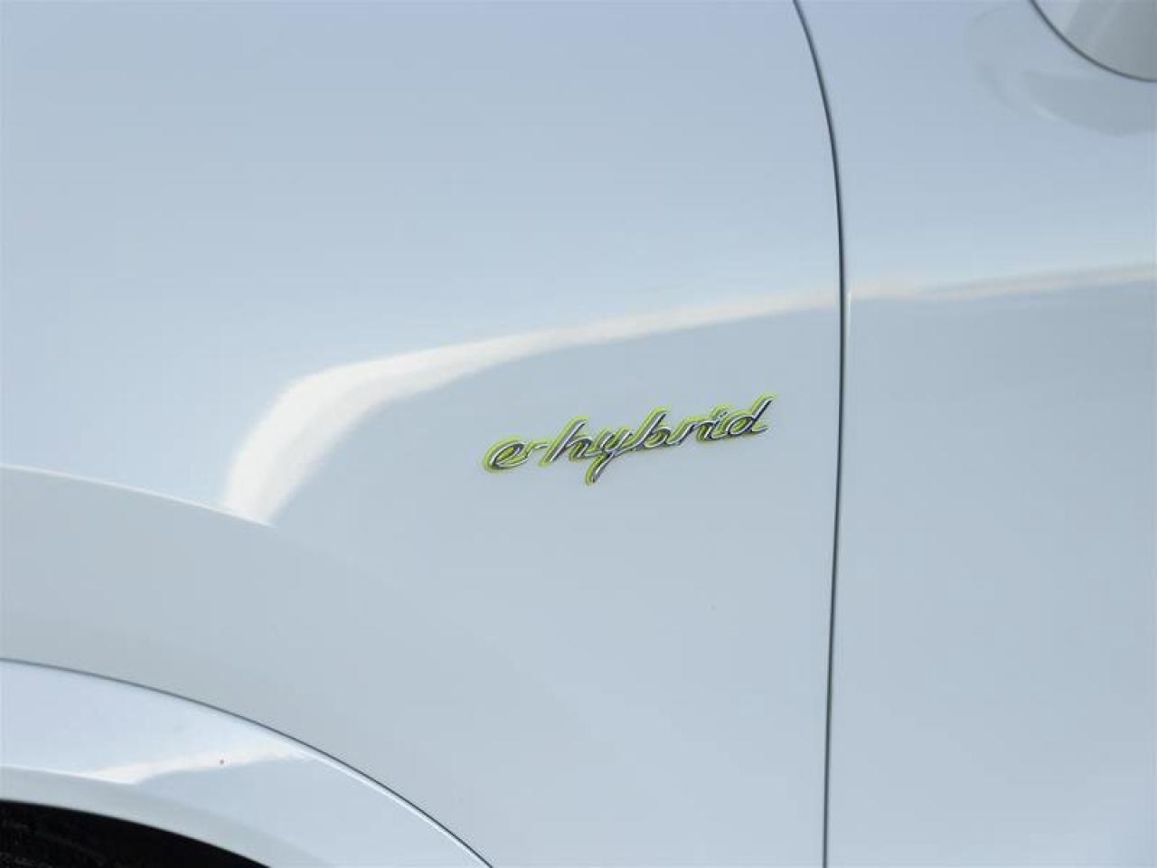 2023 Porsche Cayenne E-Hybrid White Photo