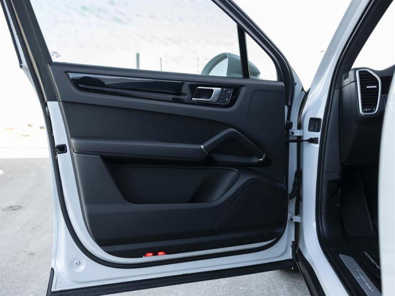 2023 Porsche Cayenne E-Hybrid White Photo