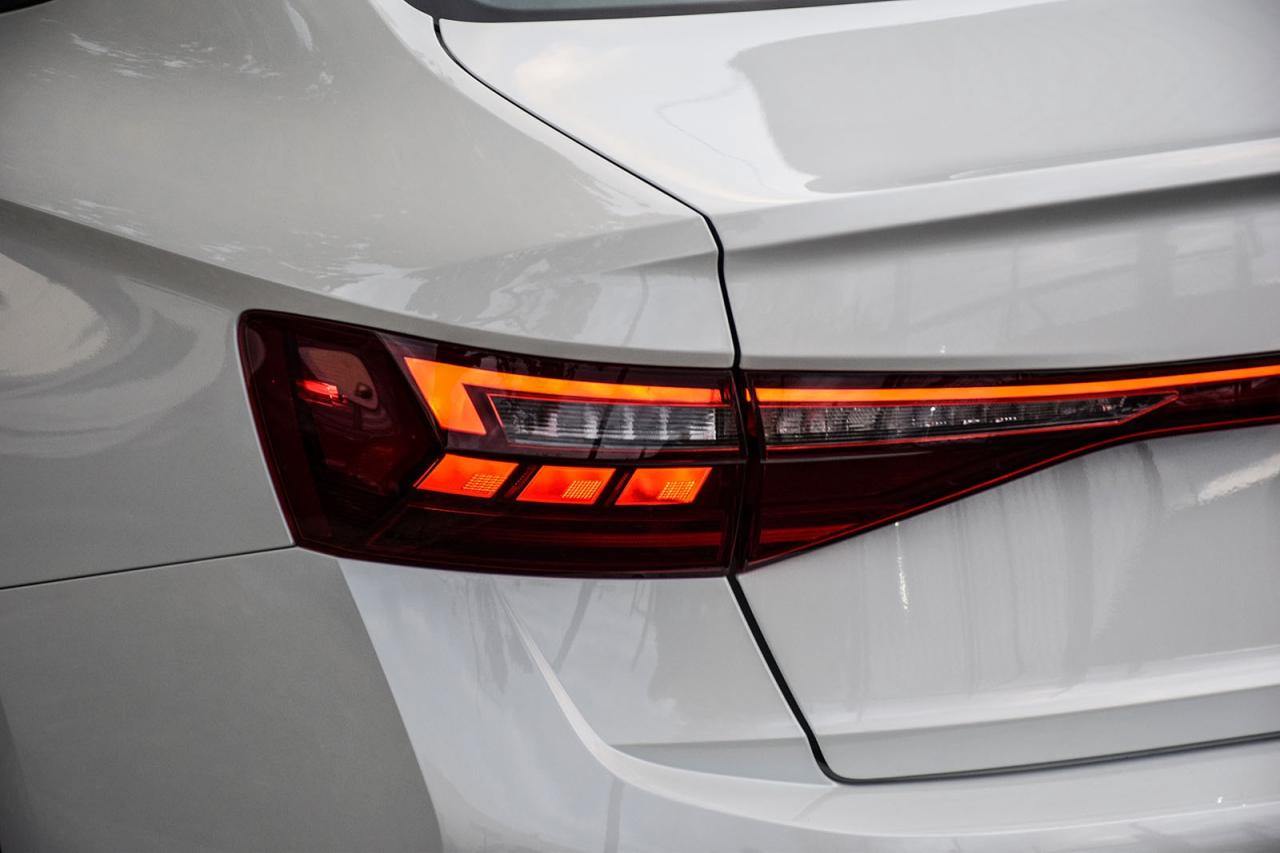 2025 Volkswagen Jetta Comfortline Sport Pkg Clean Carfax Sunroof Ambient Photo