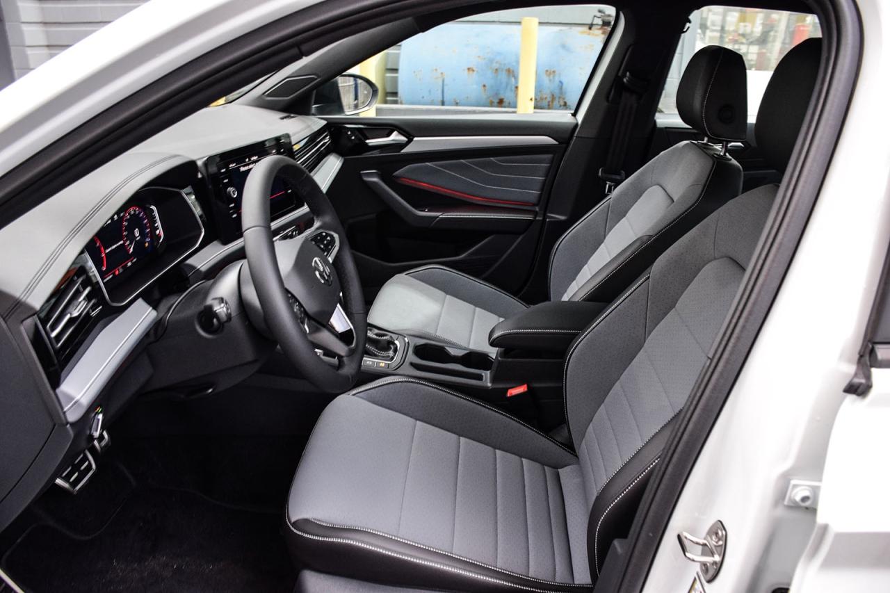 2025 Volkswagen Jetta Comfortline Sport Pkg Clean Carfax Sunroof Ambient Photo