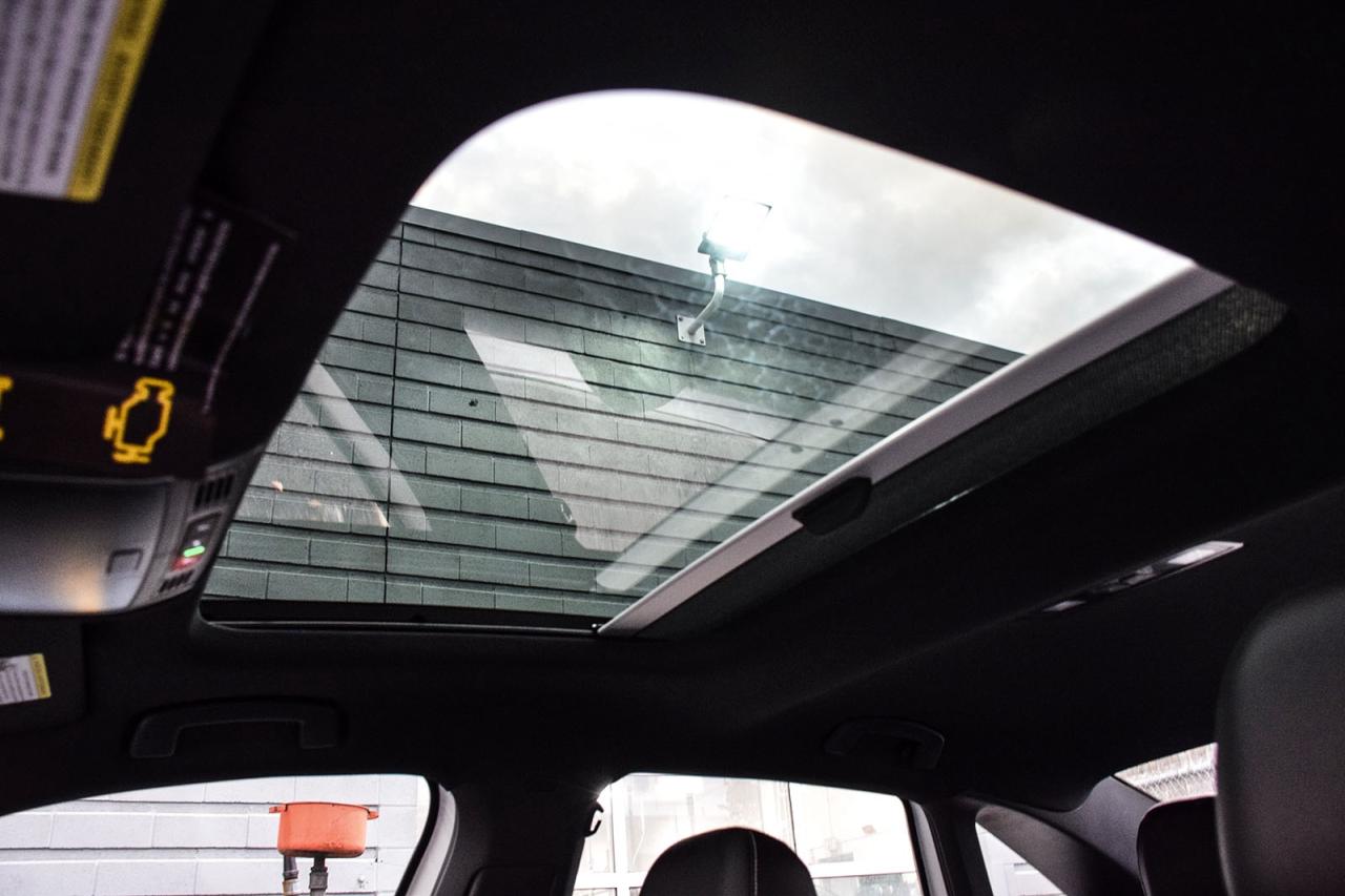 2025 Volkswagen Jetta Comfortline Sport Pkg Clean Carfax Sunroof Ambient Photo