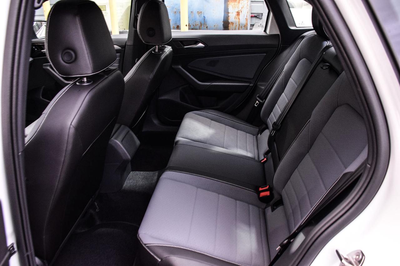 2025 Volkswagen Jetta Comfortline Sport Pkg Clean Carfax Sunroof Ambient Photo