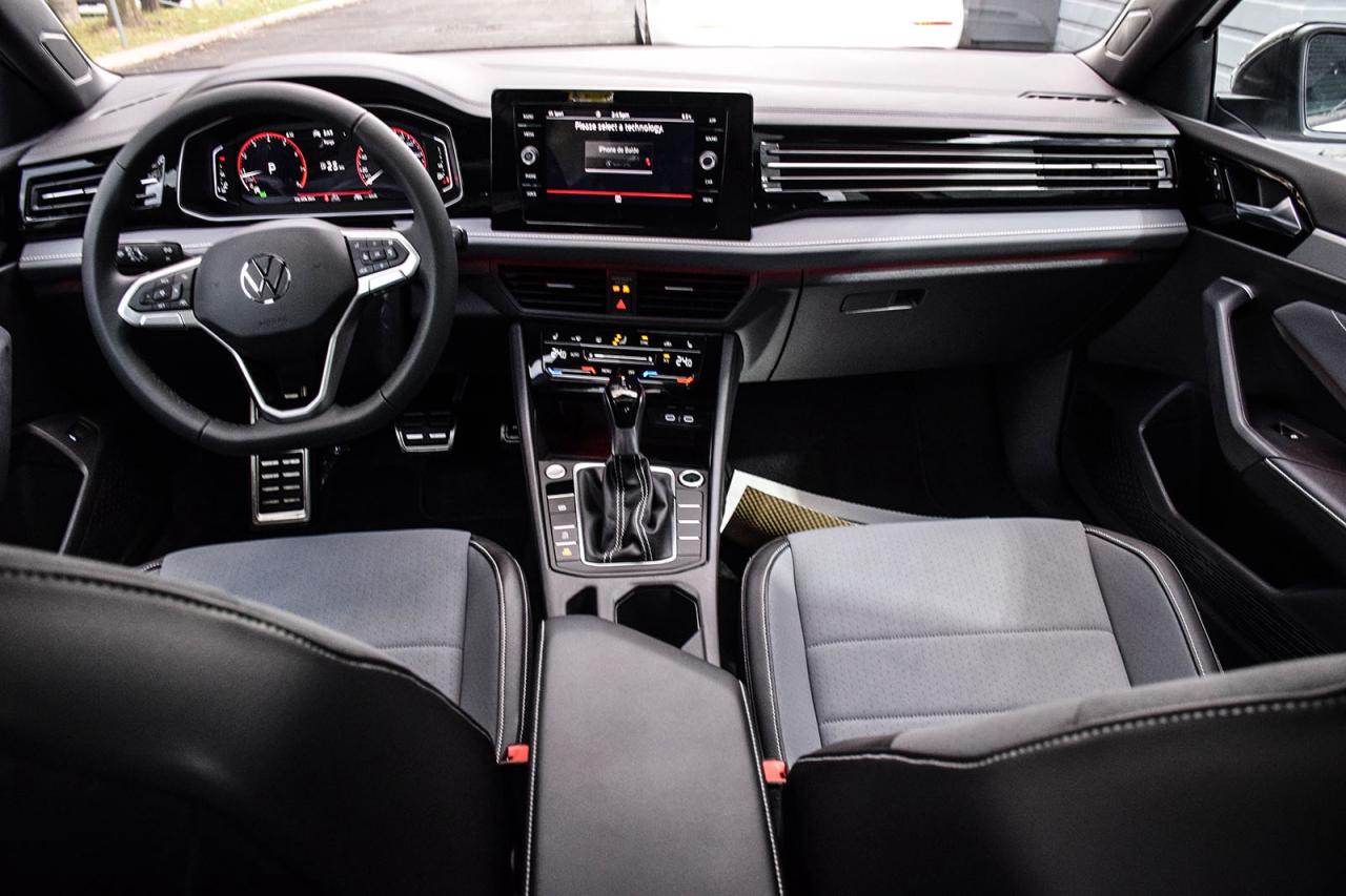 2025 Volkswagen Jetta Comfortline Sport Pkg Clean Carfax Sunroof Ambient Photo