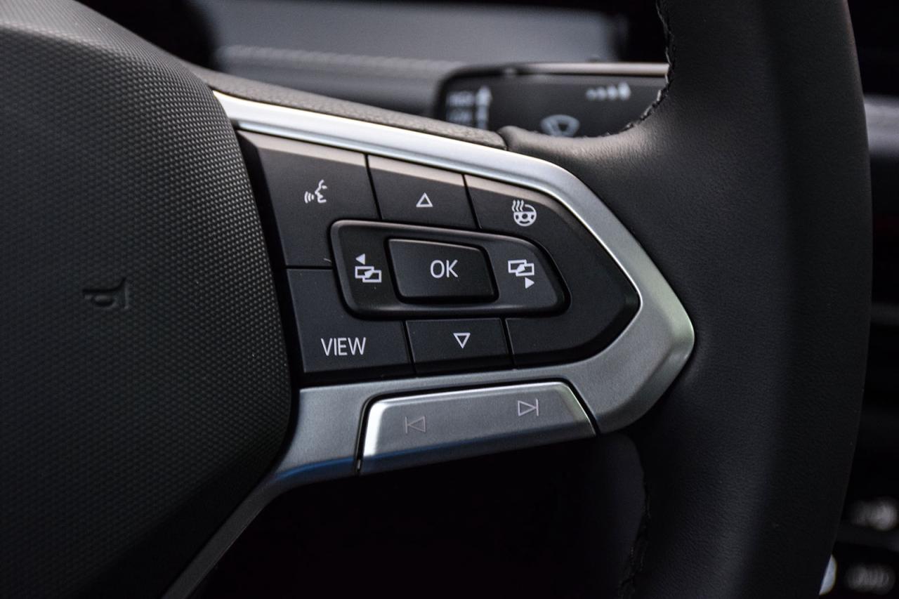 2025 Volkswagen Jetta Comfortline Sport Pkg Clean Carfax Sunroof Ambient Photo