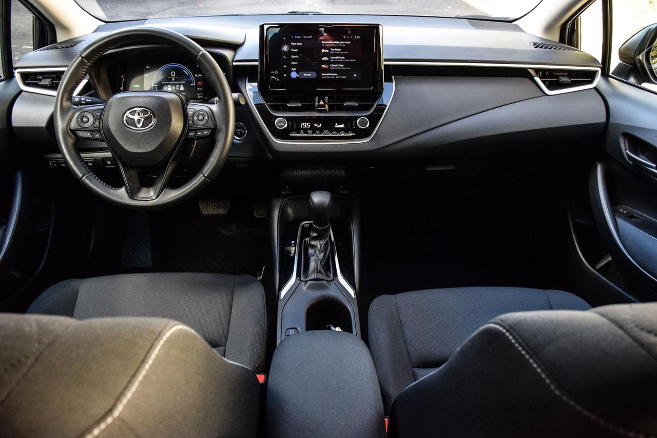 2023 Toyota Corolla Hybrid LE AWD / NO ACCIDENT / CARPLAY / BSM / HTD SEATS Photo