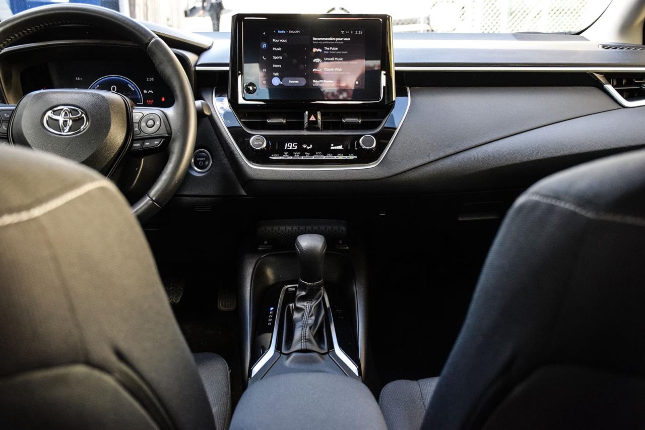 2023 Toyota Corolla Hybrid LE AWD / NO ACCIDENT / CARPLAY / BSM / HTD SEATS Photo