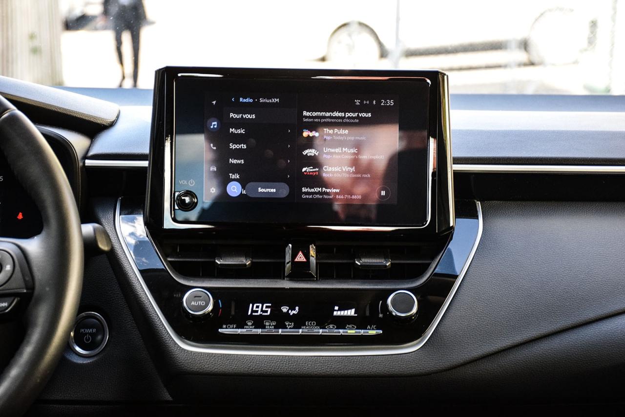 2023 Toyota Corolla Hybrid LE AWD / NO ACCIDENT / CARPLAY / BSM / HTD SEATS Photo