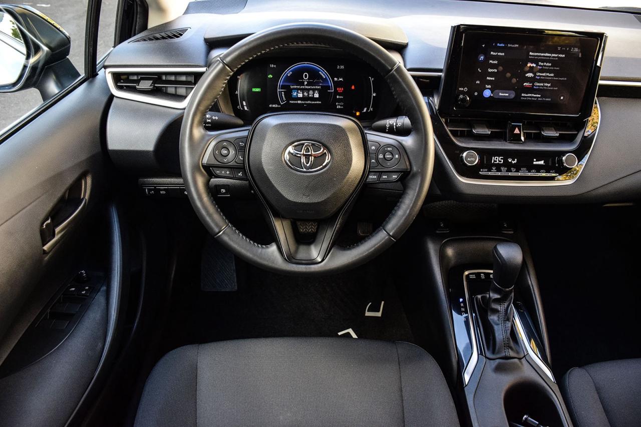 2023 Toyota Corolla Hybrid LE AWD / NO ACCIDENT / CARPLAY / BSM / HTD SEATS Photo