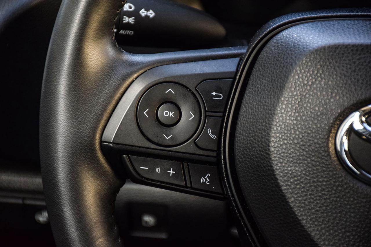 2023 Toyota Corolla Hybrid LE AWD / NO ACCIDENT / CARPLAY / BSM / HTD SEATS Photo