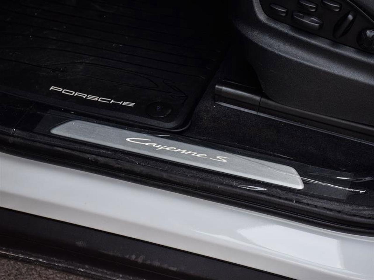 2024 Porsche Cayenne S E-Hybrid White Photo