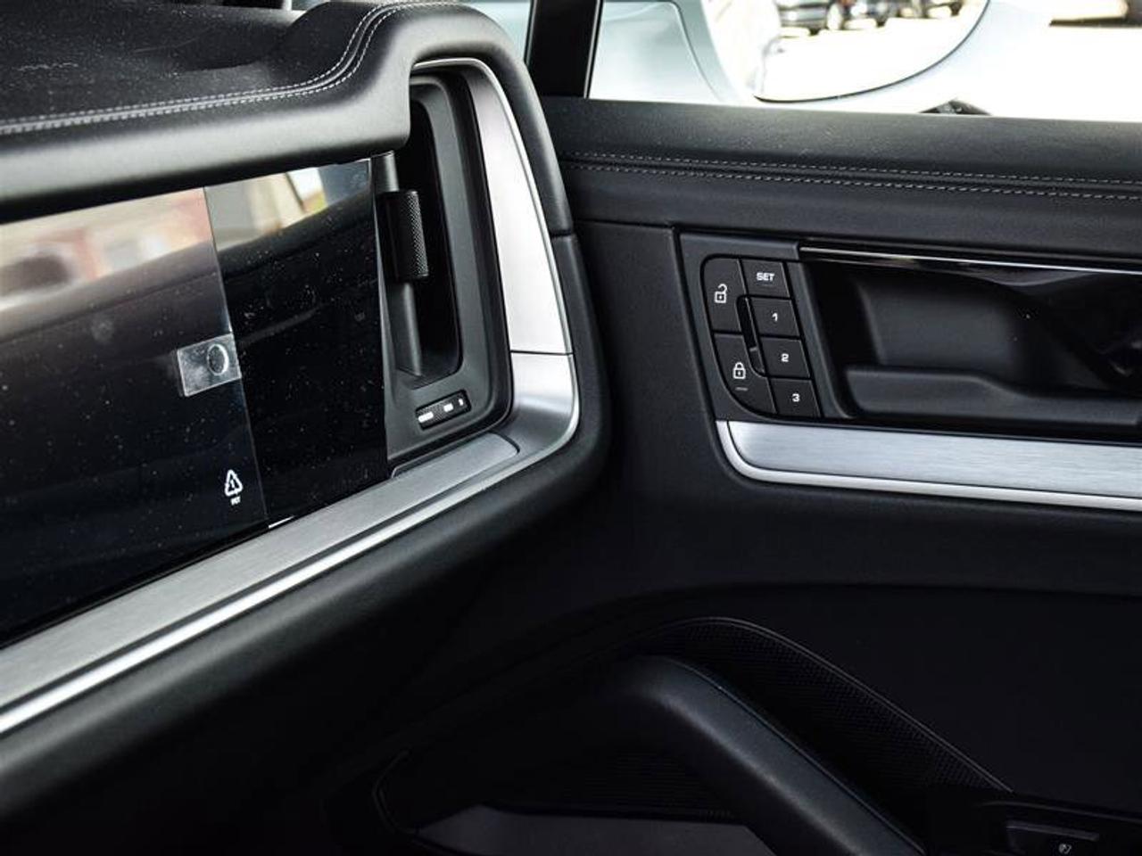 2024 Porsche Cayenne S E-Hybrid White Photo