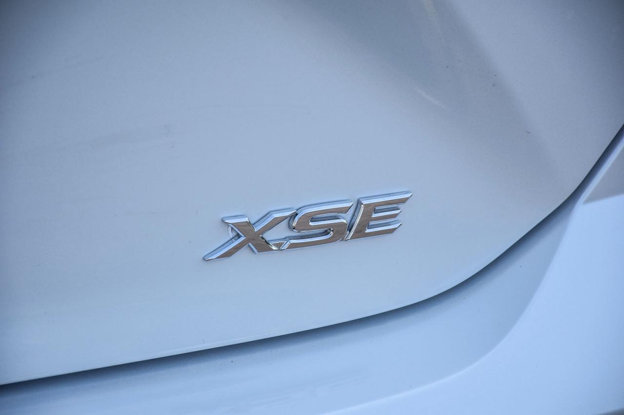 2025 Toyota Camry HYBRID XSE AWD / CLEAN CARFAX / RED INTERIOR / MOONROOF Photo