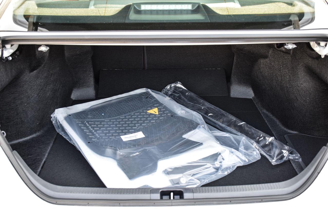 2025 Toyota Camry HYBRID XSE AWD / CLEAN CARFAX / RED INTERIOR / MOONROOF Photo