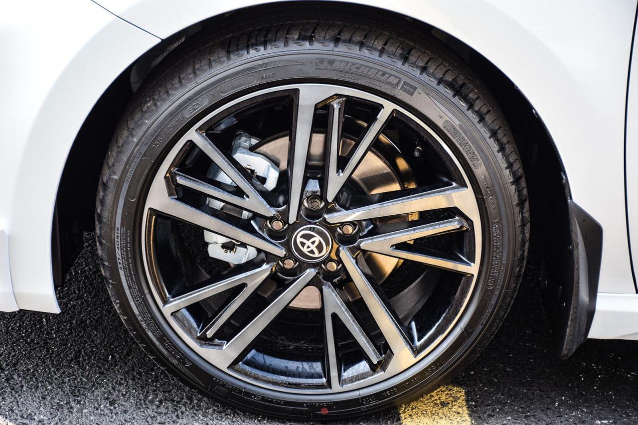 2025 Toyota Camry HYBRID XSE AWD / CLEAN CARFAX / RED INTERIOR / MOONROOF Photo