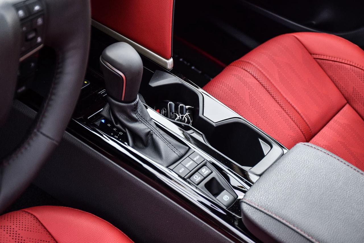 2025 Toyota Camry HYBRID XSE AWD / CLEAN CARFAX / RED INTERIOR / MOONROOF Photo