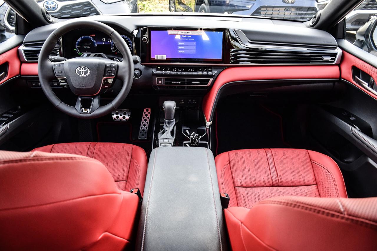 2025 Toyota Camry HYBRID XSE AWD / CLEAN CARFAX / RED INTERIOR / MOONROOF Photo