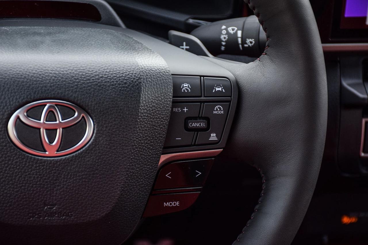 2025 Toyota Camry HYBRID XSE AWD / CLEAN CARFAX / RED INTERIOR / MOONROOF Photo