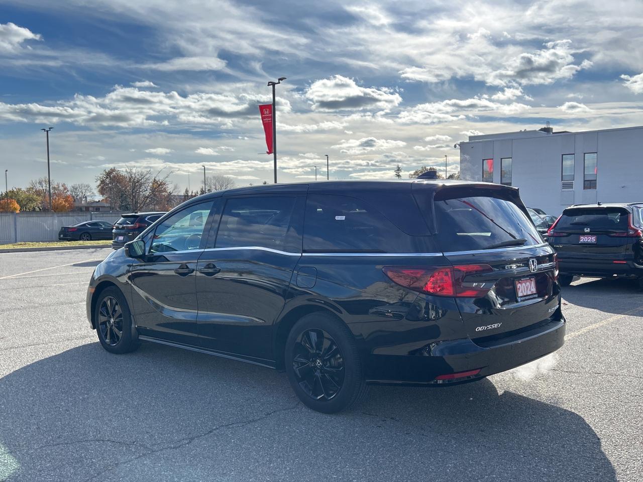 2024 Honda Odyssey Black Edition Navigation Sunroof Cool/heated seats Photo