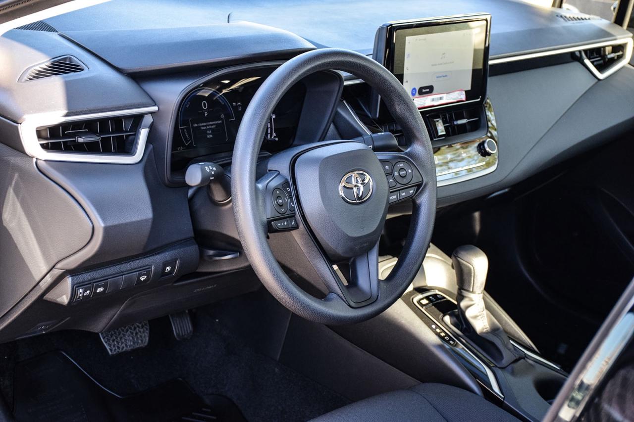 2025 Toyota Corolla Hybrid LE / CLEAN CARFAX / CARPLAY / BSM/HTD SEATS/ALLOYS Photo