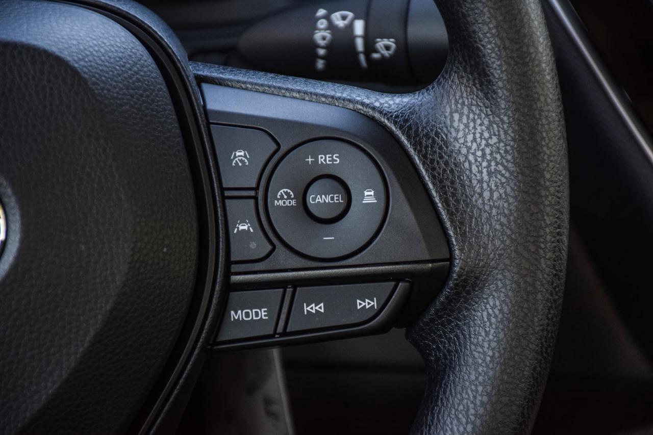 2025 Toyota Corolla Hybrid LE / CLEAN CARFAX / CARPLAY / BSM/HTD SEATS/ALLOYS Photo