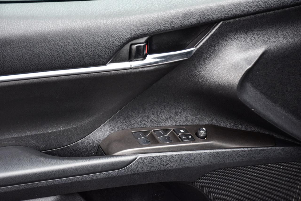 2022 Toyota Camry HYBRID SE / NO ACCIDENT / SUNROOF / LEATHER /CARPLAY/BSM Photo