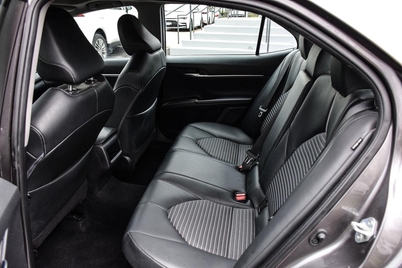 2022 Toyota Camry HYBRID SE / NO ACCIDENT / SUNROOF / LEATHER /CARPLAY/BSM Photo