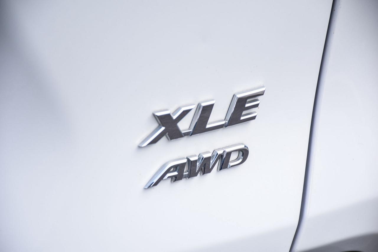 2021 Toyota RAV4 XLE AWD / NO ACCIDENT /SUNROOF / CARPLAY / BSM Photo