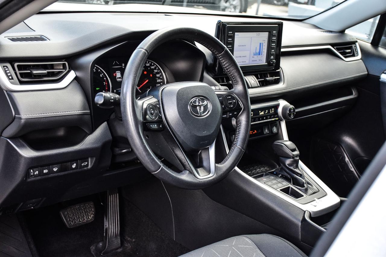 2021 Toyota RAV4 XLE AWD / NO ACCIDENT /SUNROOF / CARPLAY / BSM Photo